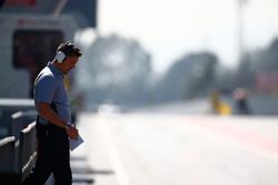 Un empleado de Pirelli en el trabajo en el pit lane