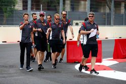Romain Grosjean, Haas F1 Team camina por el circuito con el equipo