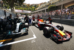 Даниэль Риккардо, Red Bull Racing RB13, и Валттери Боттас, Mercedes AMG F1 W08