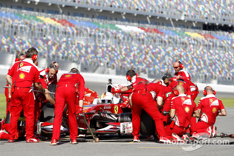 Pit stop, Sebastian Vettel, Ferrari F60