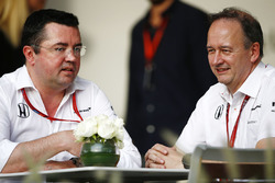 Гоночный директор McLaren Эрик Булье и управляющий директор McLaren Джонатан Нил