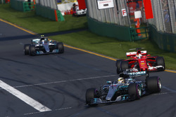 Lewis Hamilton, Mercedes AMG F1, W08; Sebastian Vettel, Ferrari, SF70H; Valtteri Bottas, Mercedes AM