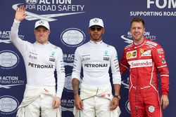 Los tres primeros clasificados: Lewis Hamilton, Mercedes AMG, Sebastian Vettel, Ferrari,y Valtteri B