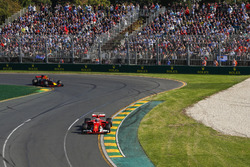 Kimi Raikkonen, Ferrari SF70H y Max Verstappen, Red Bull Racing RB13