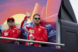 Sebastian Vettel, Ferrari et Kimi Raikkonen, Ferrari, lors de la parade des pilotes