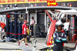 Себастьян Феттель Ferrari, прямує до боксів після сходу