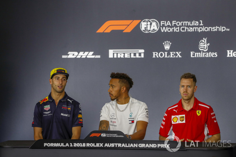 Daniel Ricciardo, Red Bull Racing, Lewis Hamilton, Mercedes AMG F1, et Sebastian Vettel, Ferrari, lors de la conférence de presse