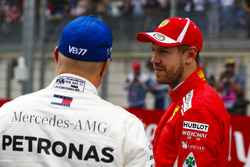 Il terzo qualificato Sebastian Vettel, Ferrari, parla con il poleman Valtteri Bottas, Mercedes AMG F1, dopo le qualifiche
