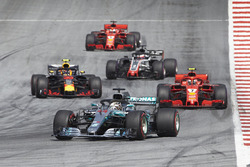 Льюіс Хемілтон, Mercedes AMG F1 W09, лідирує