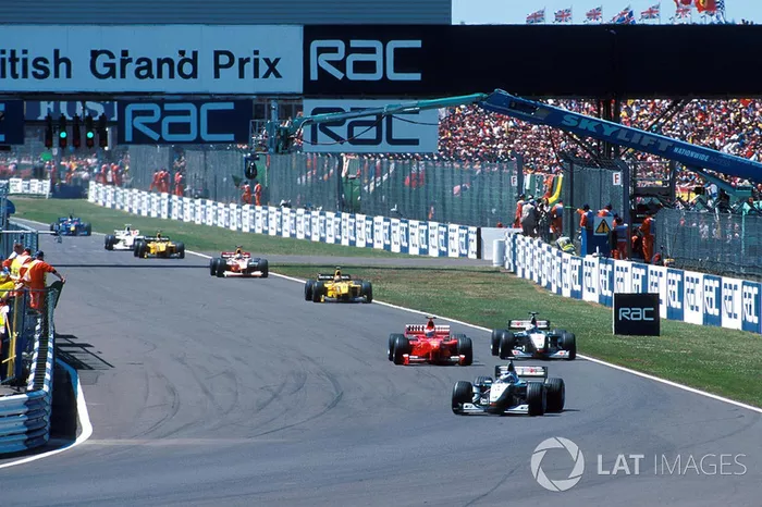 Coulthard kijkt bij Irvine, die de binnenkant verdedigt: