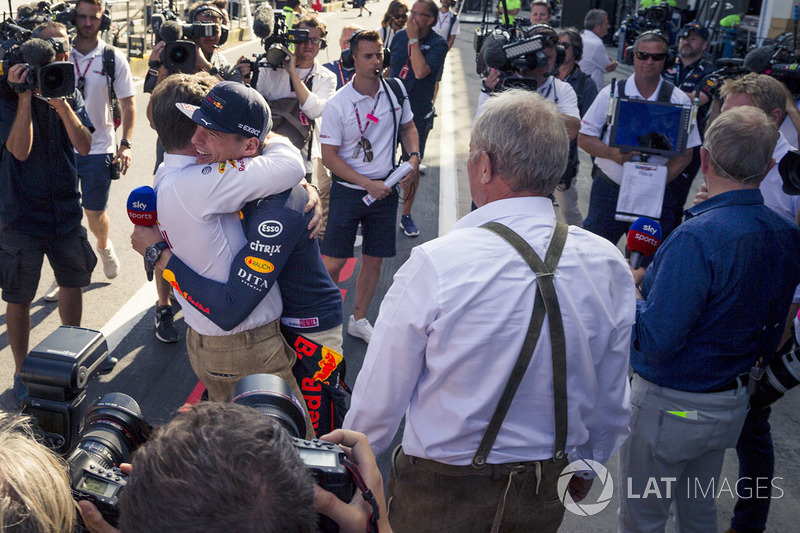 Max Verstappen, Red Bull Racing con Christian Horner, Red Bull Racing Team Principal y Dr Helmut Marko, Red Bull Motorsport
