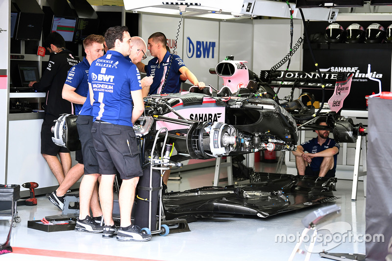 Force India VJM10: Vorbereitung in der Box