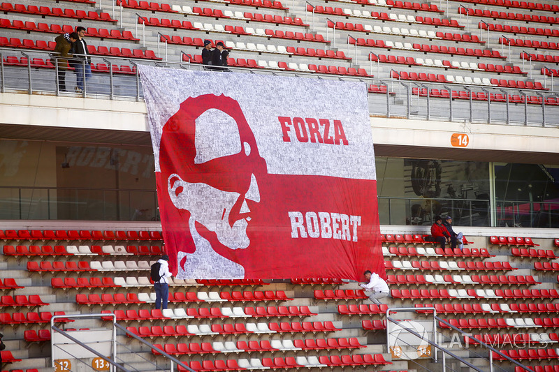 Fãs de Robert Kubica compareceram com uma grande bandeira.