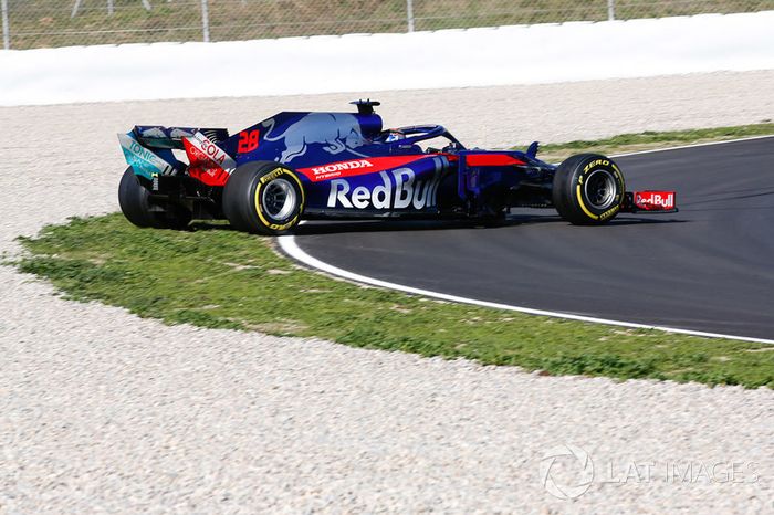 Brendon Hartley, Scuderia Toro Rosso STR13, sale de la pista