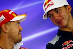 Pierre Gasly, Scuderia Toro Rosso, Sebastian Vettel, Ferrari, en la conferencia de prensa