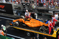 Машину McLaren MCL33 Стоффеля Вандорна повертають до боксів після сходу