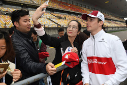 Charles Leclerc, Sauber fans selfie