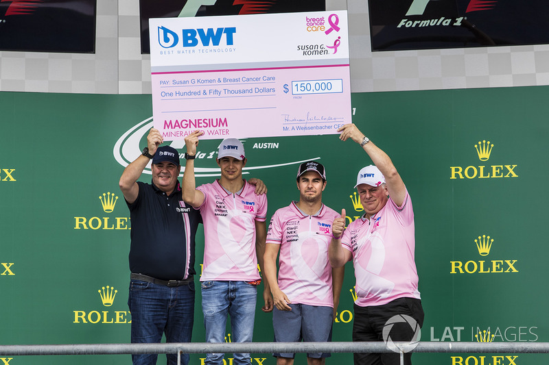 Lutz Hubner, BWT jefe Marketing, Esteban Ocon, Sahara Force India F1, Sergio Pérez, Sahara Force India y Otmar Szafnauer, Sahara Force India Formula Uno equipo COO con un cheque para Caridades del cáncer de mama  en el  de concientización