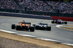Stoffel Vandoorne, McLaren MCL33 and Lewis Hamilton, Mercedes-AMG F1 W09