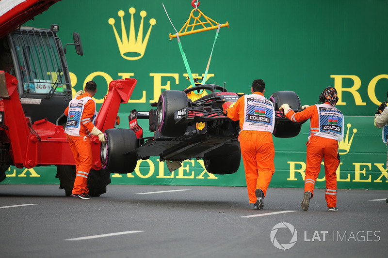 El coche accidentado de Max Verstappen, Red Bull Racing RB14