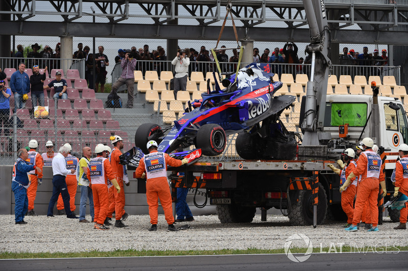 Эвакуация с трассы разбитого автомобиля STR13 Брендона Хартли, Scuderia Toro Rosso