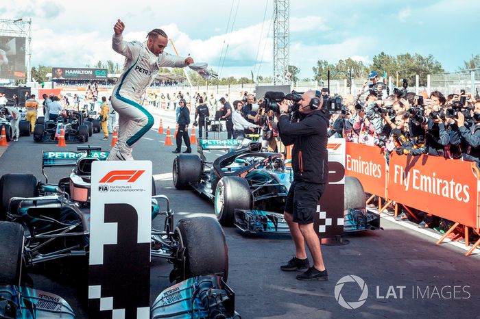 Ganador, Lewis Hamilton, Mercedes-AMG F1 W09 celebra