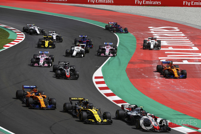 Kevin Magnussen, Haas F1 Team VF-18, Carlos Sainz Jr., Renault Sport F1 Team R.S. 18, Fernando Alonso, McLaren MCL33 and Romain Grosjean, Haas F1 Team VF-18, as Stoffel Vandoorne, McLaren MCL33, and Marcus Ericsson, Sauber C37, run wide