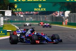 Brendon Hartley, Scuderia Toro Rosso STR12, Romain Grosjean, Haas F1 Team VF-17