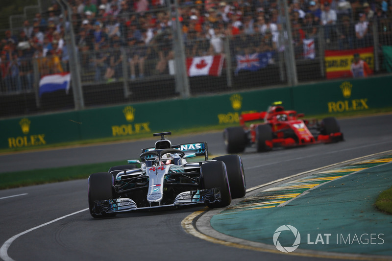 Lewis Hamilton, Mercedes AMG F1 W09, Kimi Raikkonen, Ferrari SF71H