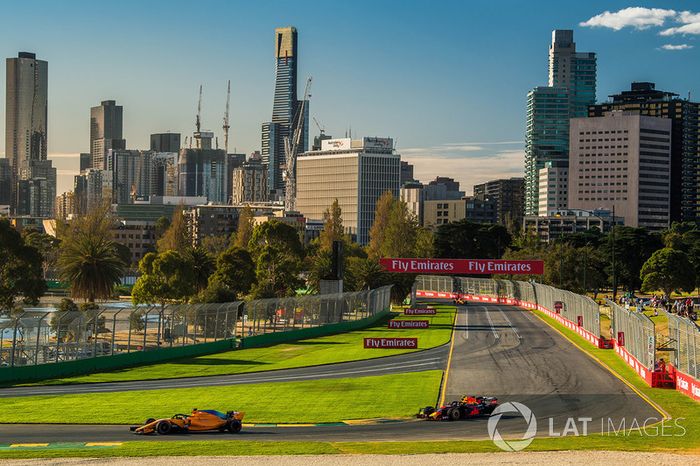 Fernando Alonso, McLaren MCL33 y Max Verstappen, Red Bull Racing RB14