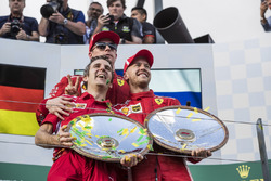 Inaki Rueda, stratega Ferrari, Sebastian Vettel, Ferrari e Kimi Raikkonen, Ferrari festeggiano sul podio con i trofei