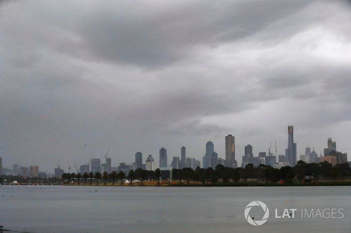 Nubes se reúnen en el horizonte de Melbourne