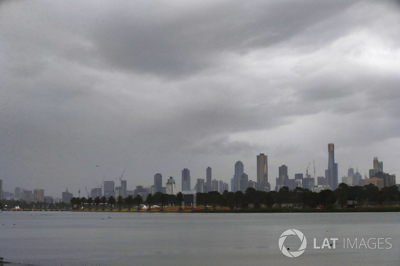 Clouds gather over the Melbourne skyline