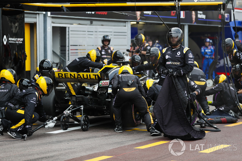 Nico Hulkenberg, Renault Sport F1 Team R.S. 18, makes a pit stop