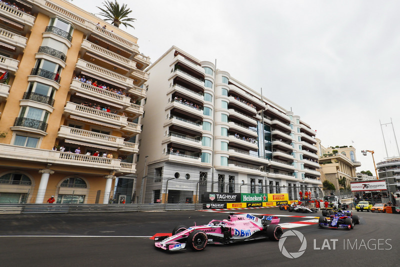 Sergio Perez, Force India VJM11, devant Pierre Gasly, Toro Rosso STR13, Nico Hulkenberg, Renault Sport F1 Team R.S. 18, Sergey Sirotkin, Williams FW41, et le reste du peloton