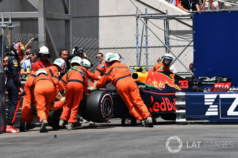 Marshals recover the crashed car of Max Verstappen, Red Bull Racing RB14