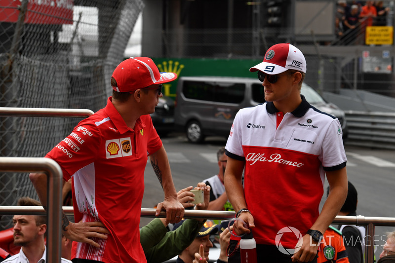 Kimi Raikkonen, Ferrari et Marcus Ericsson, Sauber lors de la parade des pilotes