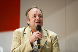Bruce Wood, Cosworth, en discussion avec Henry-Hope Frost sur la scène Autosport