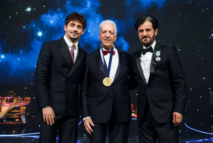 تشارلز لوكليرك، سكوديريا فيراري، ومحمد بن سليم، رئيس الاتحاد الدولي للسيارات، وبييرو فيراري