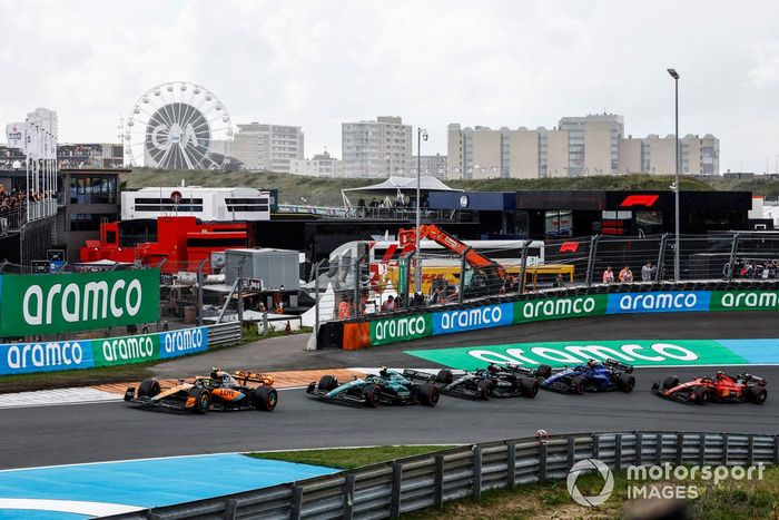 Lando Norris, McLaren MCL60, Fernando Alonso, Aston Martin AMR23, George Russell, Mercedes F1 W14