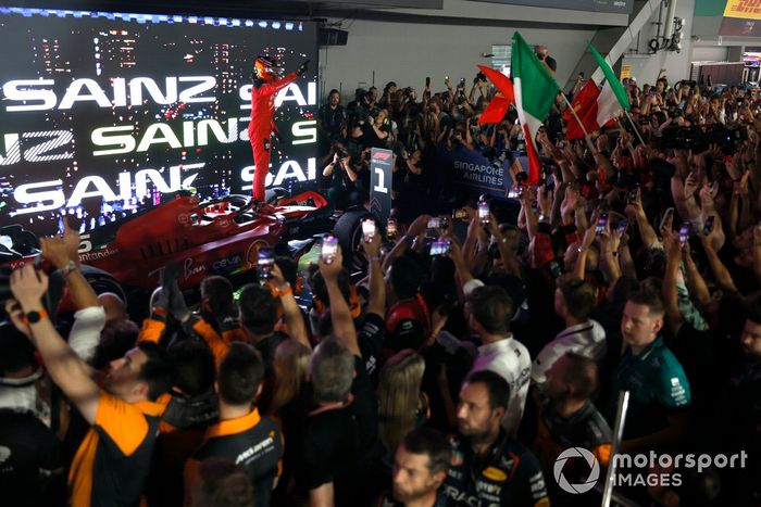 Carlos Sainz, Scuderia Ferrari, 1ª posición, celebra a su llegada al Parc Ferme