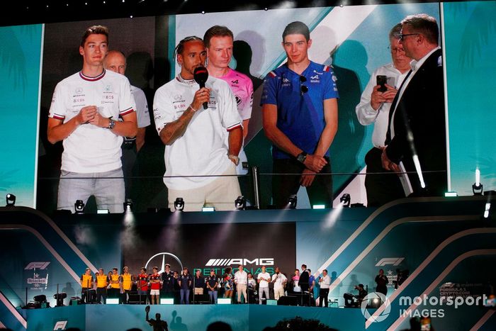 Lewis Hamilton, de Mercedes-AMG, es entrevistado en el escenario