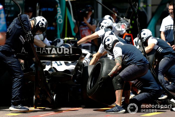 Yuki Tsunoda, AlphaTauri AT03, en los boxes