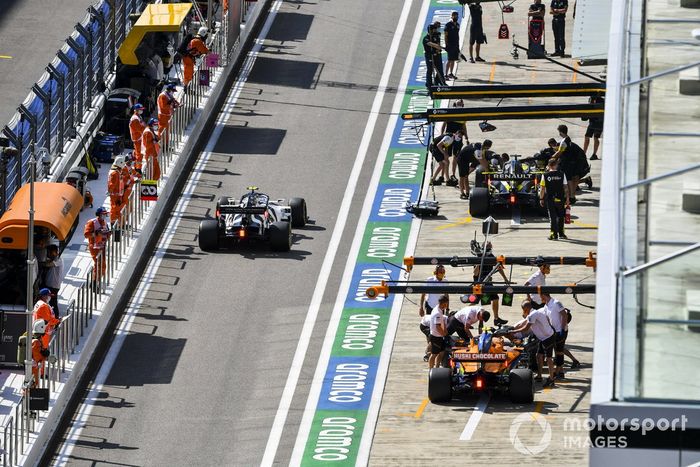 Pierre Gasly, AlphaTauri AT01, Lando Norris, McLaren MCL35, y Daniel Ricciardo, Renault F1 Team R.S.20