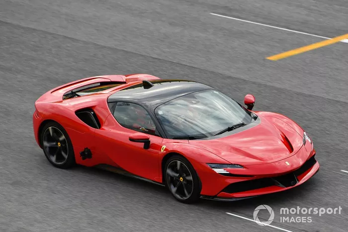 Sebastian Vettel, Ferrari, conduce el SF90 Stradale