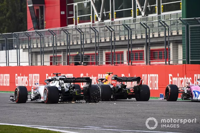 Alex Albon, Red Bull Racing RB16, con Daniil Kvyat, AlphaTauri AT01, y Sergio Pérez, Racing Point RP20