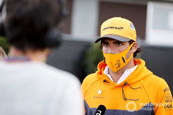 Carlos Sainz Jr., McLaren con los medios