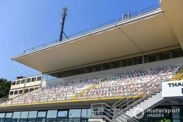Siluetas de aficionados en Monza