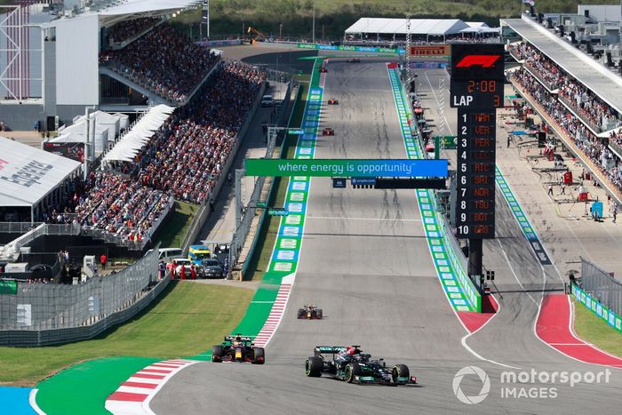 Lewis Hamilton, Mercedes W12, Max Verstappen, Red Bull Racing RB16B, y Sergio Pérez, Red Bull Racing RB16B