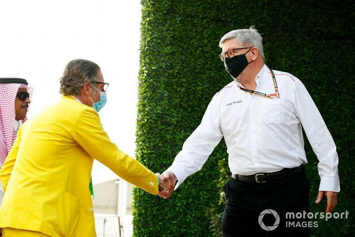 Lapo Elkann estrecha la mano de Ross Brawn, Director General de Motorsports 